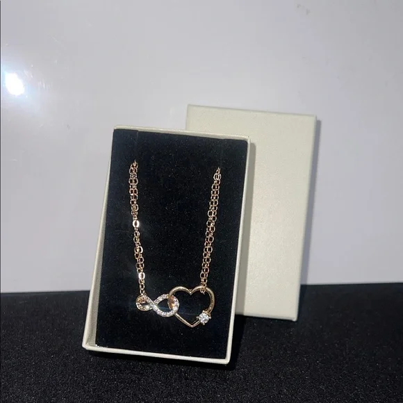 Elegant Gold Heart and Infinity bracelet - Picture 2 of 4